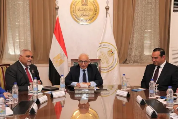 الدكتور رضا حجازي وزير التربية والتعليم المصري في اجتماعه مع برافين أجراوال ممثل برنامج الأغذية العالمي (صفحة مجلس الوزراء على «فيسبوك»)