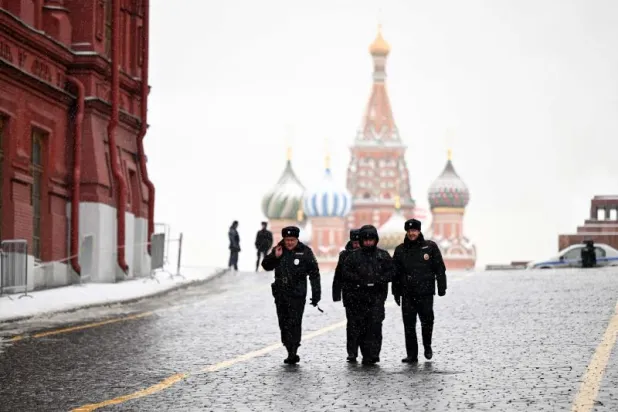 جنود روس قرب الساحة الحمراء في موسكو (أ.ف.ب)