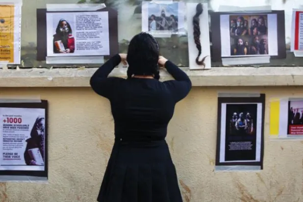 ایک ایرانی طالبہ گزشتہ روز بھارت کے شہر بنگلور میں ایران کے اسکولوں میں طالبات کو زہر دینے کے خلاف خاموش موقف میں شریک ہے (ای پی اے)
