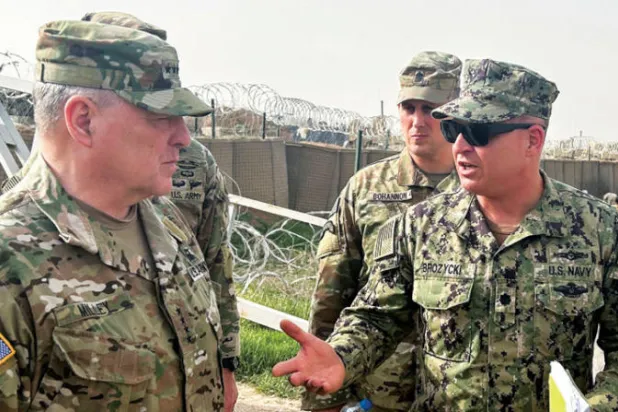 الجنرال مارك ميلي خلال زيارته للشمال السوري السبت (رويترز)