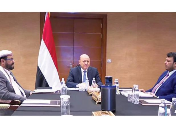 رئيس مجلس القيادة الرئاسي اليمني رشاد العليمي خلال اجتماعه بأعضاء المجلس أمس (سبأ)