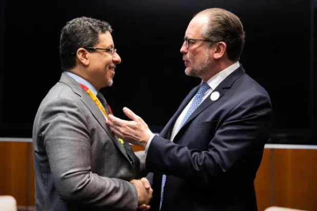 وزير الخارجية النمساوي ألكسندر شالنبرغ يتحدث مع نظيره اليمني أحمد عوض بن مبارك على هامش المؤتمر في الدوحة (د.ب.أ)