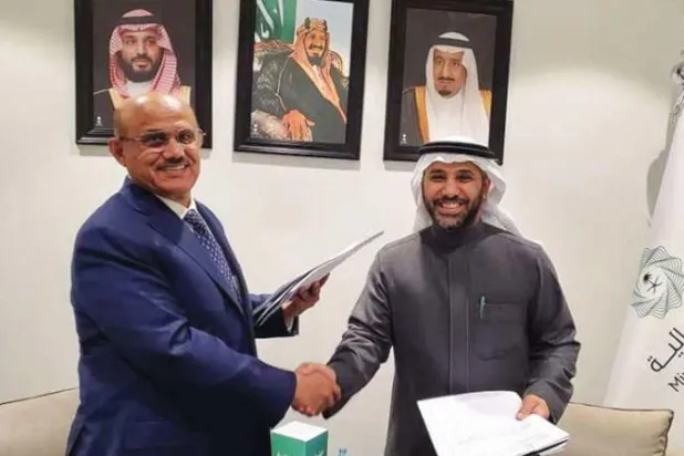 محافظ البنك المركزي اليمني بعد توقيع اتفاقية وديعة المليار دولار مع «المالية» السعودية (تويتر)