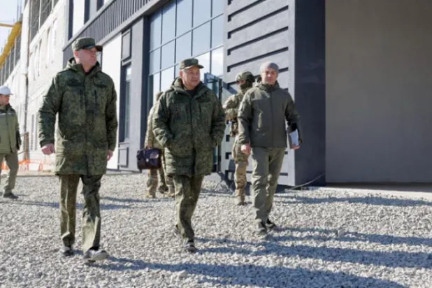 روسی وزیر دفاع سرگئی شوئیگو کل ماریوپول میں تعمیر نو کی کارروائیوں کا معائنہ کرتے ہوئے (روسی وزارت دفاع)
