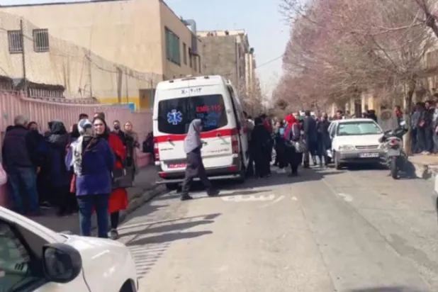 ایرانی ایمبولینس ایک اسکول کے سامنے کھڑی ہے جس پر زہریلے مادوں سے حملہ کیا گیا تھا (شرق نیٹ ورک)