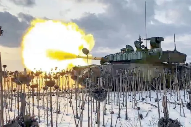 یوکرین میں "T-90" ٹینک کے فائر کی روسی وزارت دفاع کی طرف سے تقسیم کی گئی تصویر (ای پی اے)