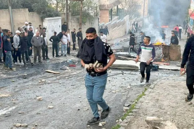 منگل کے روز مغربی کنارے میں جنین کیمپ پر دھاوا بولے جانے کے دوران فلسطینیوں اور اسرائیلی فورسز کے درمیان جھڑپوں کا منظر (رائٹرز)