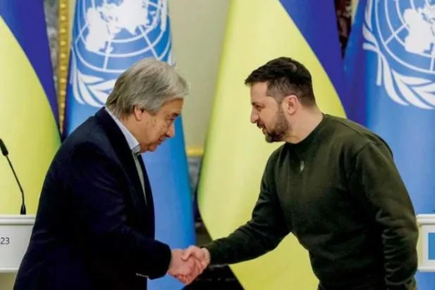 گٹیرس اور زیلنسکی کل کیف میں مشترکہ پریس کانفرنس کے بعد مصافحہ کرتے ہوئے (رائٹرز)