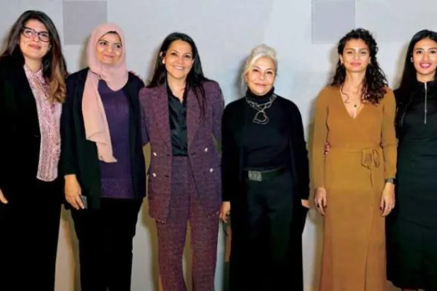 جیتنے والی چار خواتین کے ساتھ اس پہل کاری کی دو منتظم  عہدیدار  (الشرق الاوسط)