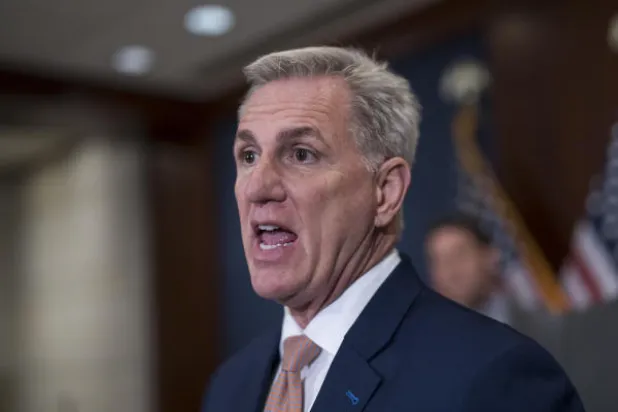 زيلينسكي يدعو رئيس مجلس النواب الأميركي لزيارة كييف