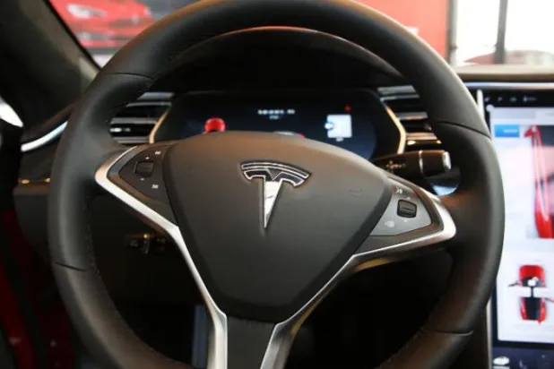 Tesla hakkında, sürüş esnasında direksiyonunun yerinden çıktığı şikayetleri üzerine inceleme başlatıldı