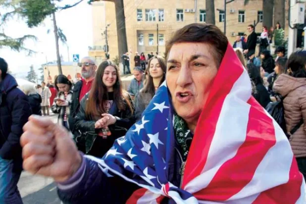 المتظاهرون في جورجيا يحتفون بإسقاط قانون «العملاء الأجانب»