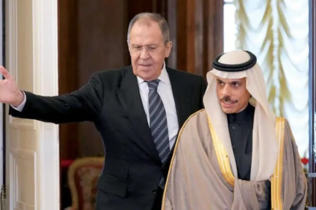 لاوروف کل ماسکو میں شہزادہ فیصل بن فرحان کا خیرمقدم کرتے ہوئے (ای پی اے)