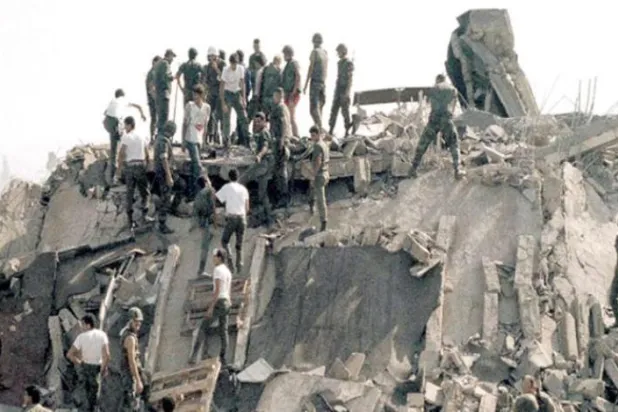 1983 میں بم دھماکے کے بعد بیروت میں فرانسیسی پیرا شوٹ بٹالین کے ہیڈ کوارٹر میں سیکورٹی اہلکار اور تفتیش کار (ٹویٹر)