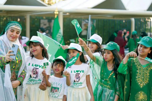 السعودية تحتفي بعلمها الذي ظل شامخاً عالياً خفاقاً على مدى 3 قرون