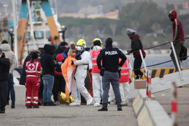 إنقاذ أكثر من 1300 مهاجر قبالة السواحل الإيطالية