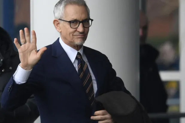 «بي بي سي» تعلن العمل على حل أزمة لينكر بعد انسحاب مذيعين