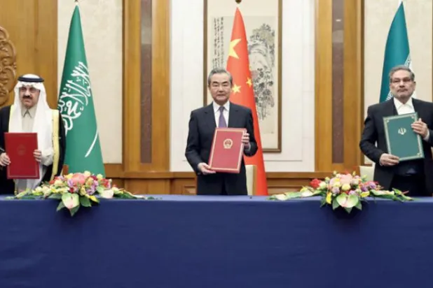 سعودی مذاکراتی وفد کے سربراہ ڈاکٹر مساعد العیبان، چینی کمیونسٹ پارٹی کی مرکزی کمیٹی برائے خارجہ امور کے دفتر کے ڈائریکٹر وانگ یی اور ایرانی نیشنل سیکورٹی کی سپریم کونسل کے سیکرٹری علی شمخانی کل بیجنگ میں معاہدے کی دستاویز پر دستخط کرنے کے بعد (رائٹرز)