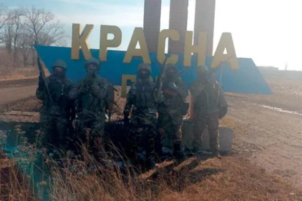 "ویگنر" گروپ کی جانب سے تقسیم کی گئی کرائے کے رضاکاروں کی ایک تصویر جس کے بارے میں کہا گیا کہ یہ باخموت کے قریب لی گئی ہے (رائٹرز)