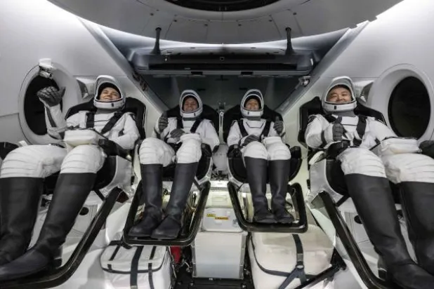 رواد  «كرو-5» يعودون من مهمة في الفضاء استغرقت 5 أشهر