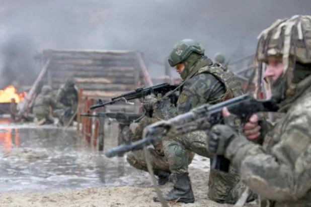 کل بیلاروس کی سرحد کے قریب نامعلوم مقام پر یوکرینی فوجی جنگی مشق کے دوران (رائٹرز)