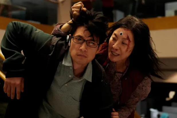 كوميديا «إفريثينغ إفريوير آل آت وانس» غير التقليدية تتطلع إلى حصد جوائز الأوسكار