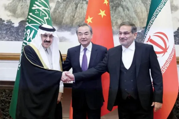 وانگ یی پرسوں بیجنگ میں العیبان اور شمخانی کی درمیان میں (رائٹرز)