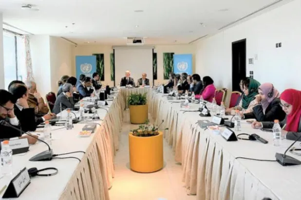 اقوام متحدہ کے ایلچی ہانس گرنڈبرگ عمان میں یمنی شخصیات کے ساتھ مشاورت کے دوران (اقوام متحدہ)