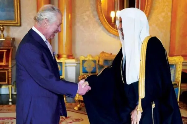 کنگ چارلس سوم بکنگھم پیلس میں ڈاکٹر محمد العیسی کا خیرمقدم کرتے ہوئے (واس)