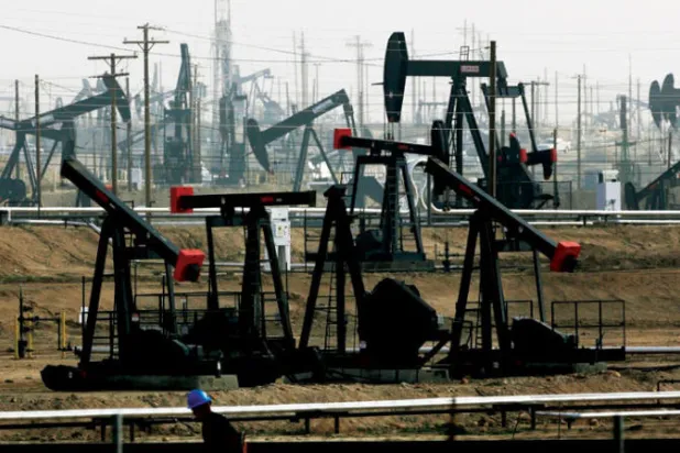 النفط يتراجع وسط مخاوف الأسواق من أزمة مالية جديدة