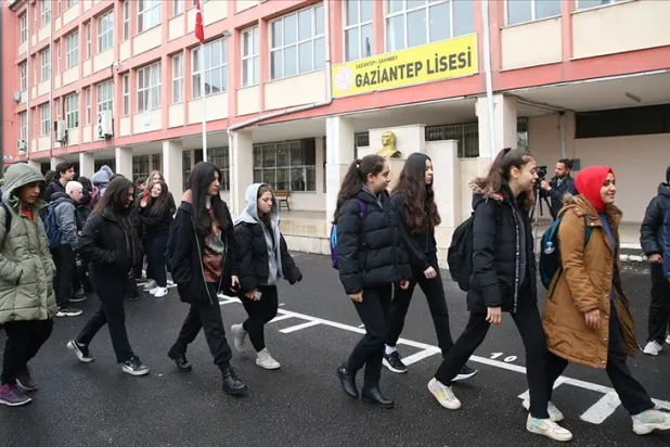 Depremden etkilenen Gaziantep, Adana ve Osmaniye'de eğitim öğretim yeniden başladı