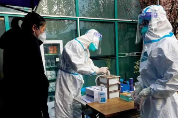 چین کے ووہان ہسپتال کے داخلی راستے کی ایک تصویر (رائٹرز)