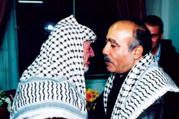 میجر جنرل فواد الشوبکی مرحوم فلسطینی صدر یاسر عرفات کے ساتھ (ویب سائٹس)