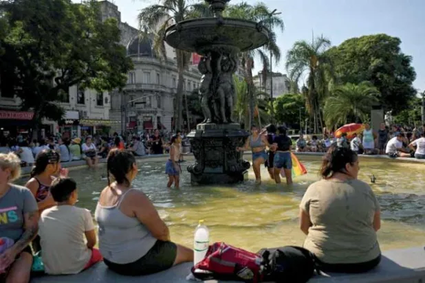 ملابس السباحة بدل الزي المدرسي ضد حر الأرجنتين