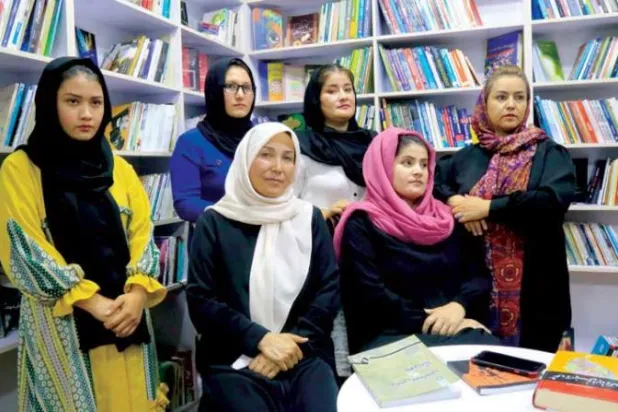 استمرار قيود «طالبان» على النساء وإغلاق «مكتبة المرأة» في كابل