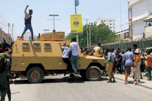 قتلى وجرحى صوماليون بينهم مسؤولون بهجوم انتحاري