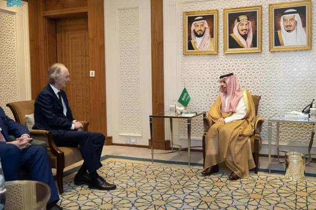 فيصل بن فرحان وبيدرسون يبحثان المستجدات السورية