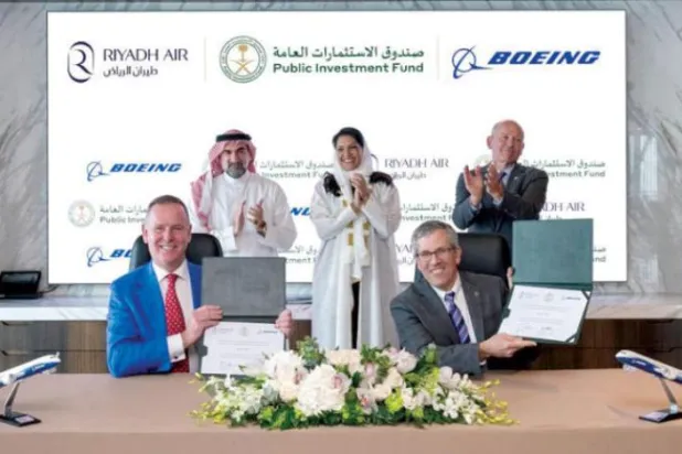 سرمایہ کاری فنڈ کے ذمہ دار اور صنعت و معدنی وسائل کے وزیر کل فورم میں ایک معاہدے پر دستخط کرنے کے بعد (الشرق الاوسط)