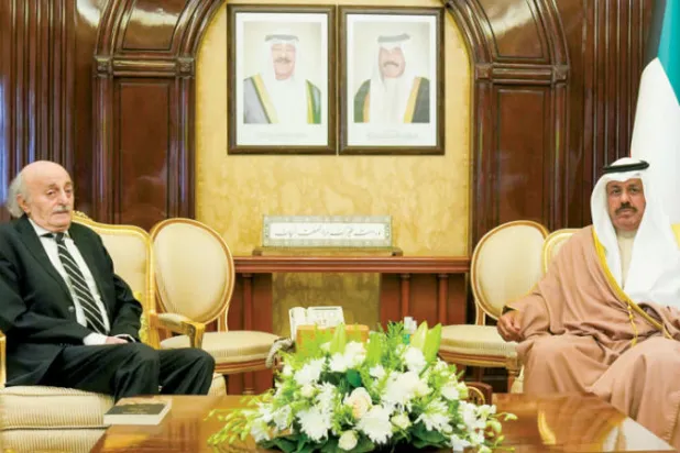 جنبلاط يدعو من الكويت إلى رئيس «توافقي» لا يشكل تحدياً لأحد