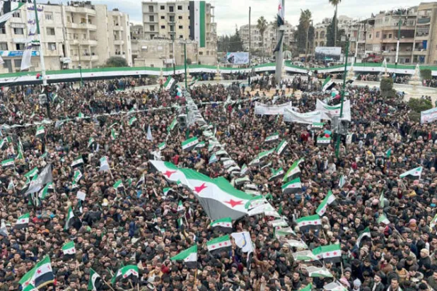 سوريون يحيون في إدلب الذكرى الـ12 لانطلاق الثورة