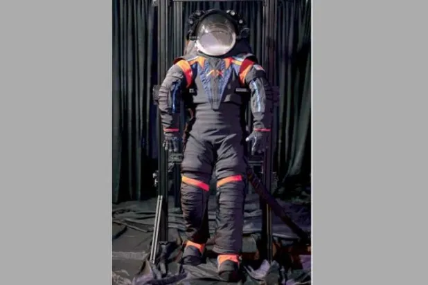 ناسا تكشف عن بدلة جديدة لرواد الفضاء مصممة للقمر