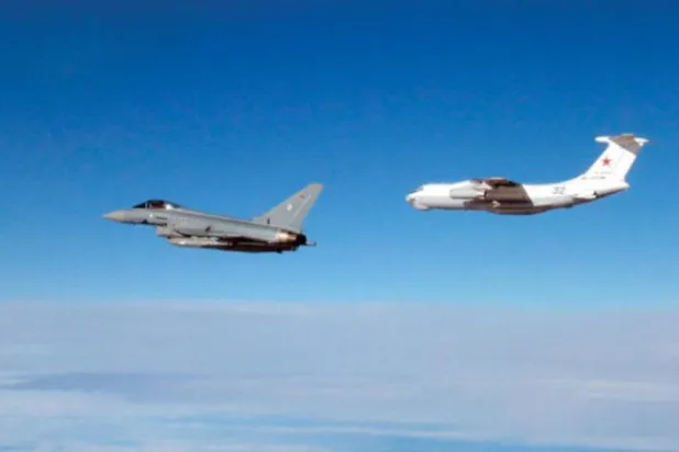 برطانوی وزارت دفاع کی طرف سے دو برطانوی اور جرمن لڑاکا طیاروں کی تقسیم کی گئی ایک تصویر، جن کے بارے میں کہا گیا ہے کہ وہ منگل کے روز اسٹونیا کی فضائی حدود کے قریب روسی طیارے کا پیچھا کر رہے تھے (اے پی)