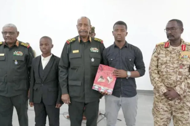 البرہان کل "مردوں کے عزم" نامی مشق کے اختتام پر سرٹیفکیٹ دیتے ہوئے (سونا)