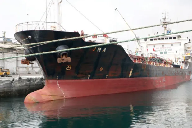 دفعة سعودية ثالثة من منحة الوقود تصل إلى حضرموت