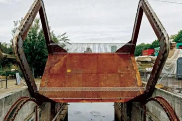 Londra’da insan gücüyle hareket ettirilebilen köprü