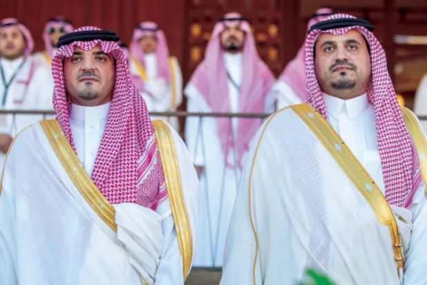 نيابة عن ولي العهد... وزير الداخلية يتوج «مبهر وفبركة» بكأس العلا للهجن