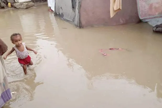 تضرر 13 ألف يمني في مخيمات النزوح بمأرب جراء الأمطار