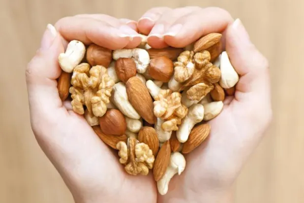دراسة تحسم الدور المفيد للمكسرات في صحة القلب