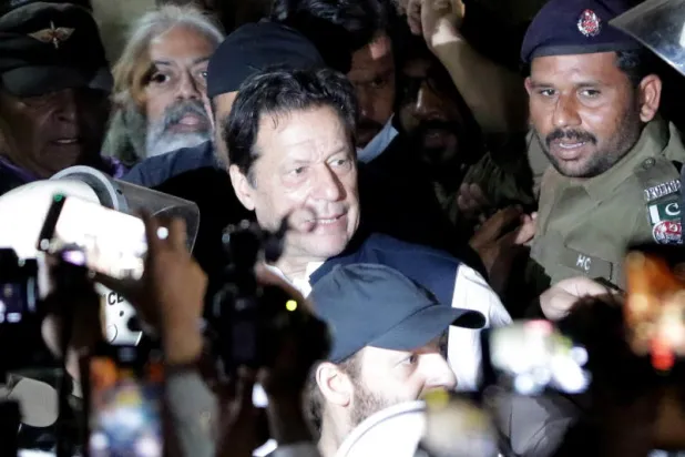 عمران خان يحذر من «ردود فعل على مستوى باكستان» حال اعتقاله أو قتله