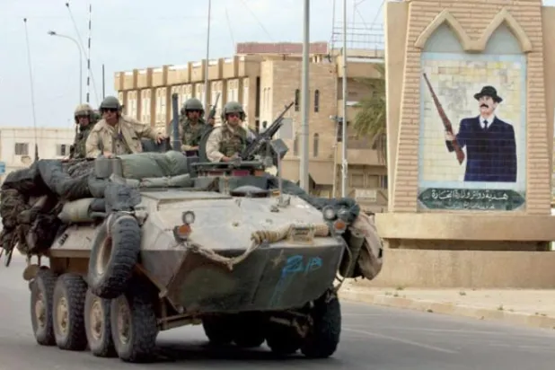 اپریل 2003 میں تکریت کے شہر کے مرکز میں امریکی افواج (گیتی)